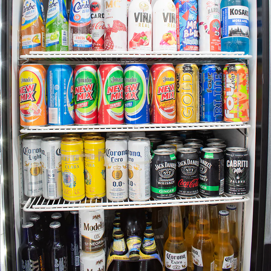 Refrigerador con variedad de refrescos, cervezas y bebidas frías disponibles en Super Abarrotes Los Güeros en Arandas, Jalisco.
