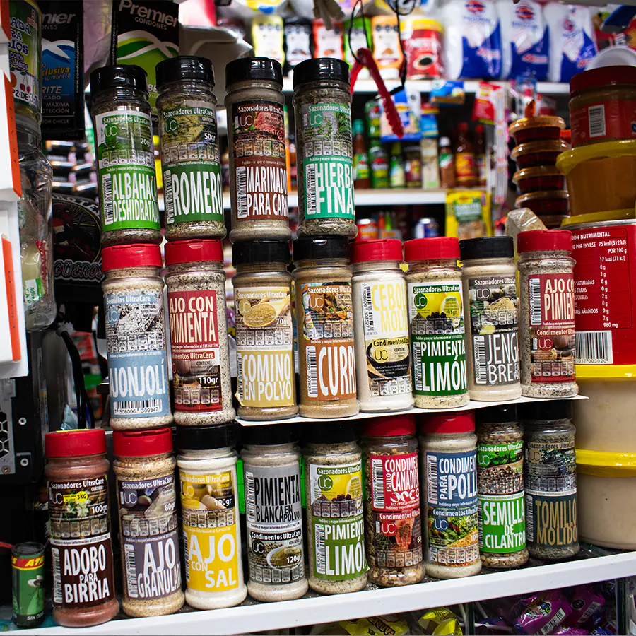 Anaquel con variedad de condimentos, especias y sazonadores disponibles en Super Abarrotes Los Güeros en Arandas, Jalisco.